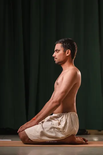 सीधी-सादी साँस, स्थिर बैठकर, कोई गिनती नहीं। बैठकर किए जाने वाले अभ्यास यहीं से शुरू होते हैं और यहीं लौट आते हैं।
